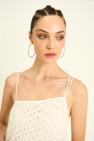 Vestido corto en ojalillo