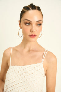 Vestido corto en ojalillo