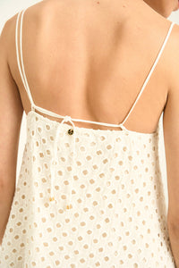 Vestido corto en ojalillo