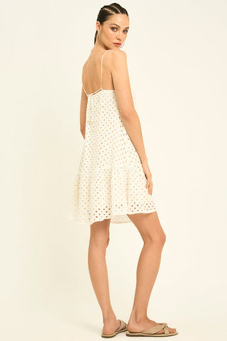 Vestido corto en ojalillo