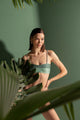 Top strapless con bloques de color verde en lurex