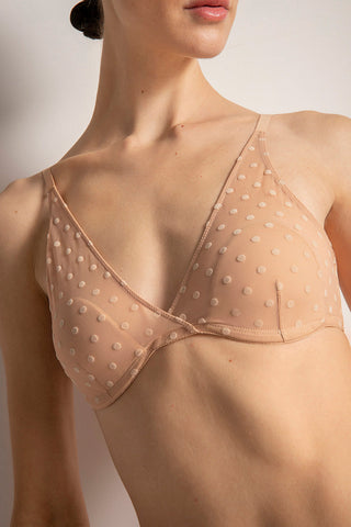 Brasier triangular largo en tul de puntos afelpados.
