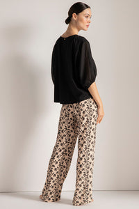 Pantalón bota recta. Color Estampado