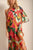 Cover up largo de un hombro en tejido liviano con estampado multicolor