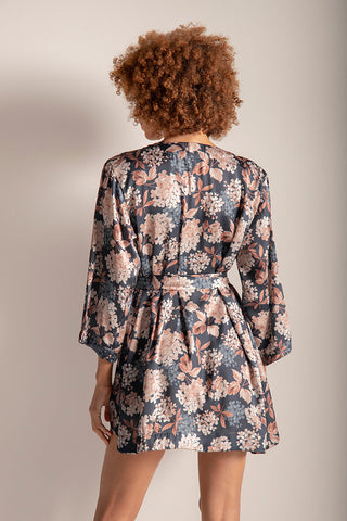 Bata corto elaborado con satín, estampado floral