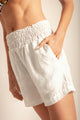 Short en lino blanco con elásticos en cintura