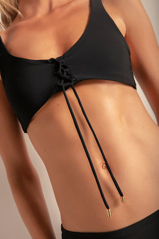 Top deportivo on punteras baño en oro color negro