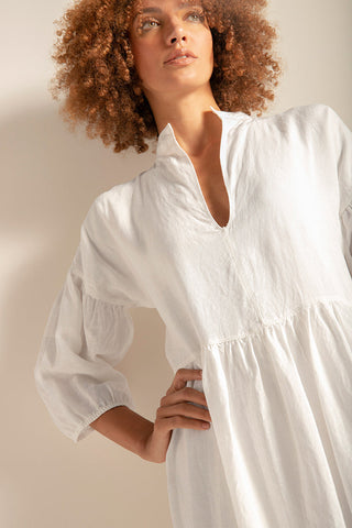 Vestido largo con manga corta, en lino blanco