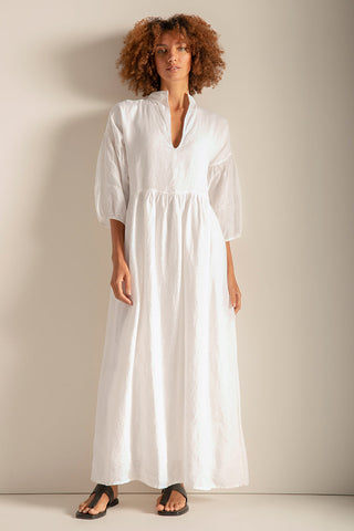 Vestido largo con manga corta, en lino blanco