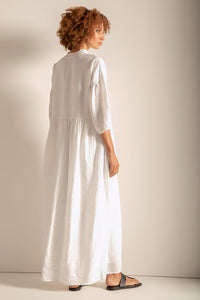 Vestido largo con manga corta, en lino blanco