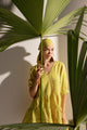 Vestido corto en lino, cuello con escote en v, Color Amarillo